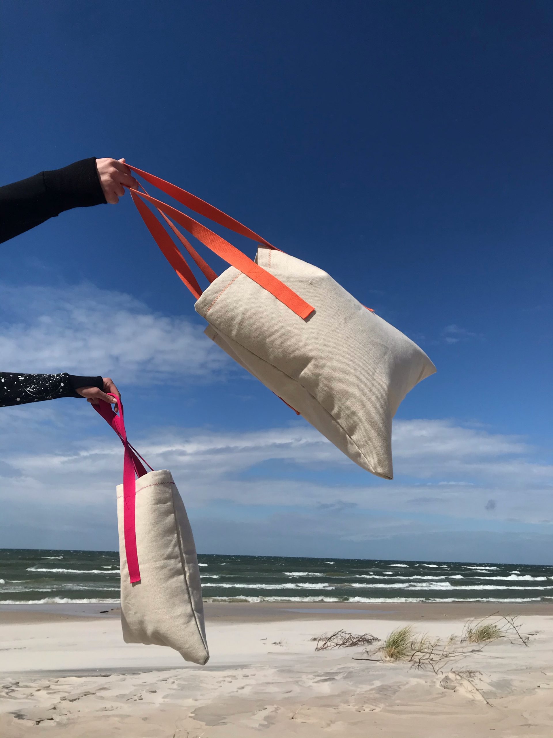 piaskowe torby z różowymi i pomarańczowymi uszami