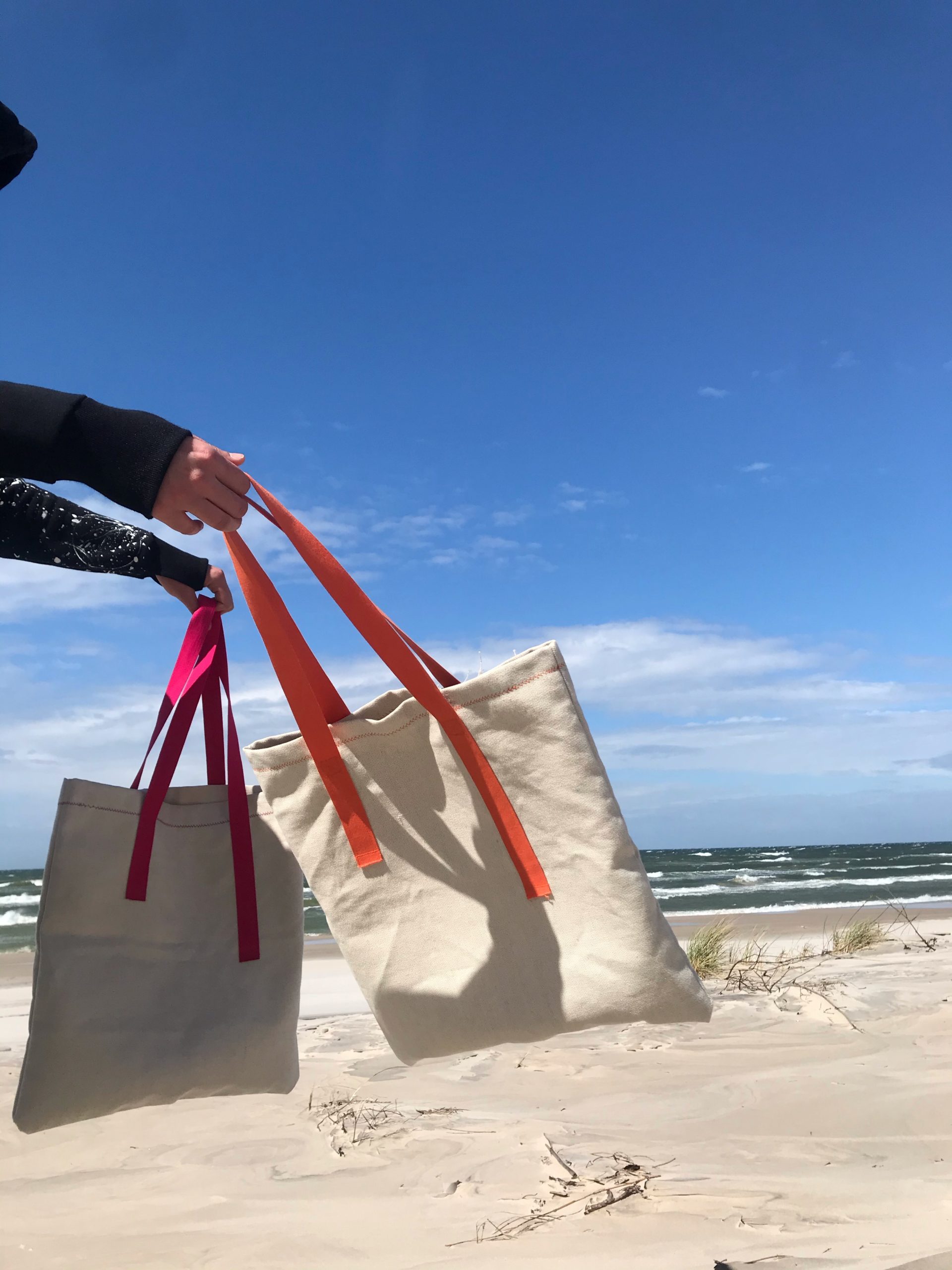 piaskowe torby z różowymi i pomarańczowymi uszami